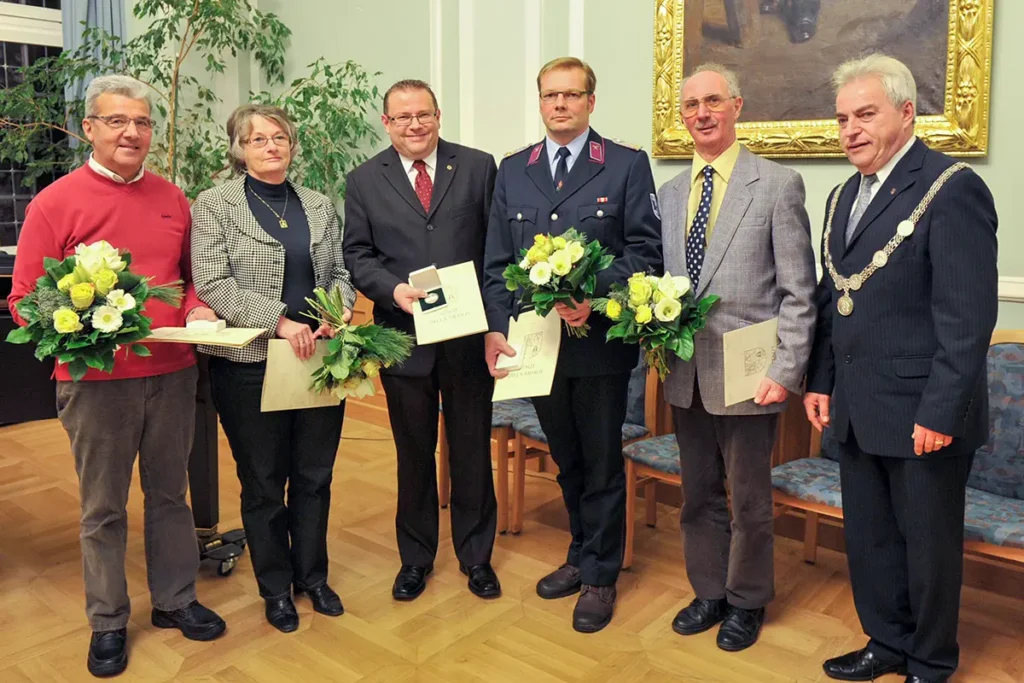 Torsten Widder erhält Ehrenamtspreis von Stadt Zella-Mehlis: Gruppenfoto mit Josef Tonhauser, Anneliese Barthelmes, Jens Schubert, Hans-Joachim Koenig und Altbürgermeister Karl-Uwe Panse
